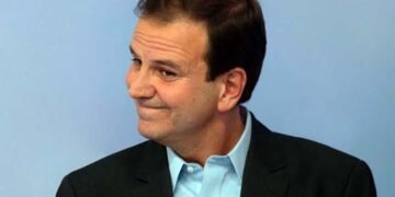 EDUARDO PAES FAZ ENQUETE PARA PÚBLICO SOBRE MEGA SHOW EM COPACABANA EM MAIO