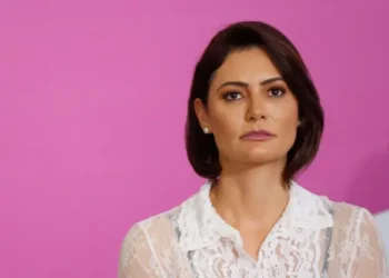 Aliança entre Michelle Bolsonaro e Nikolas Ferreira expõe tensão com Eduardo e amplia disputa na direita