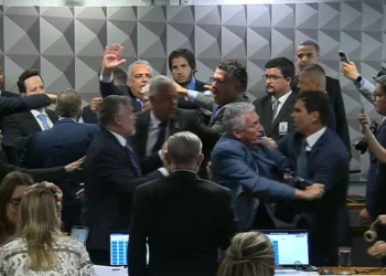 Deputado petista se envolve em confusão na CPMI do INSS após aprovação de quebra de sigilos