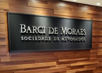 Escritório ligado à esposa de Moraes anuncia ação contra senador Alessandro Vieira após declarações sobre PCC