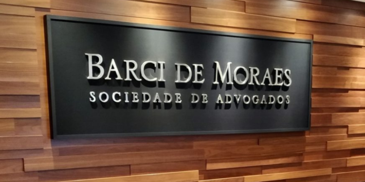 Escritório ligado à esposa de Moraes anuncia ação contra senador Alessandro Vieira após declarações sobre PCC