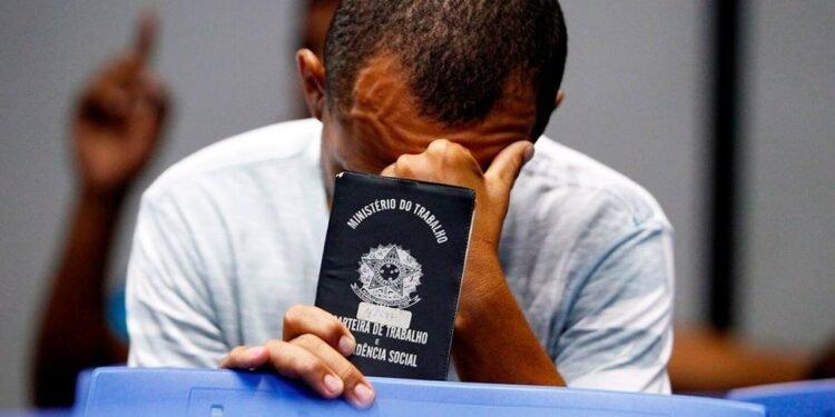 Desemprego volta a subir no Brasil e acende alerta sobre ritmo da economia