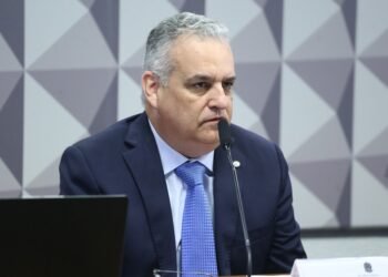 Relator da CPMI do INSS pede prisão de Lindbergh e Soraya após acusação durante sessão